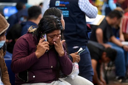 Una mujer migrante habla con familiares al aterrizar en Guatemala tras ser deportada de Estados Unidos, en 2024.